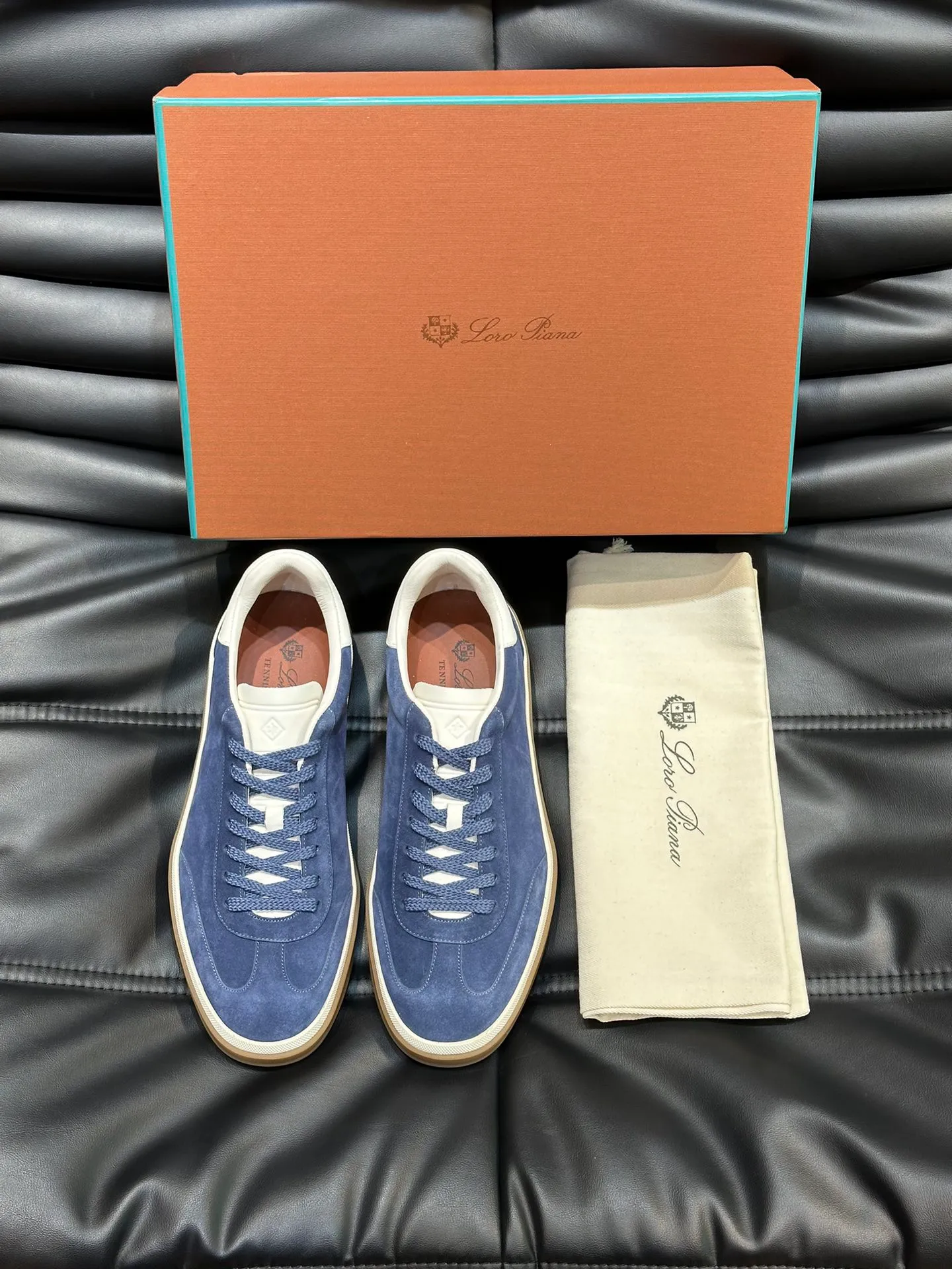p420 Men's Shoes New 🆕Lp Old Money Style Men's Low-top Casual Tennis Shoes Loro Piana's high-end series has launched sports shoe styles made of soft cowhide. The breathable properties and flexible texture of natural materials make the sneakers both functional and comfortable. The high-quality metal-free tanning and tumble process highlights the natural texture of the leather, while the camel-colored sole and white rubber trim create a double-layer sole effect, making it an everyday shoe that can easily create a lazy and casual style! Size: 39-44 (45, 46 customized